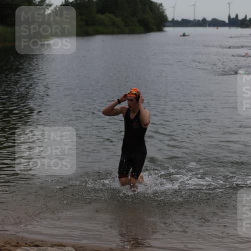 21.06.2026 - 29. Vierlanden-Triathlon Andreas Tolksdorf http://msf.ph/oto/9848075 21.06.2026 09:53:39 Schwimmen 390 meine-sportfotos.de