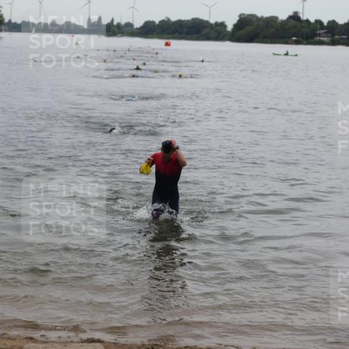 21.06.2026 - 29. Vierlanden-Triathlon Andreas Tolksdorf http://msf.ph/oto/9848590 21.06.2026 09:55:05 Schwimmen 324, 337, 367, 379 meine-sportfotos.de