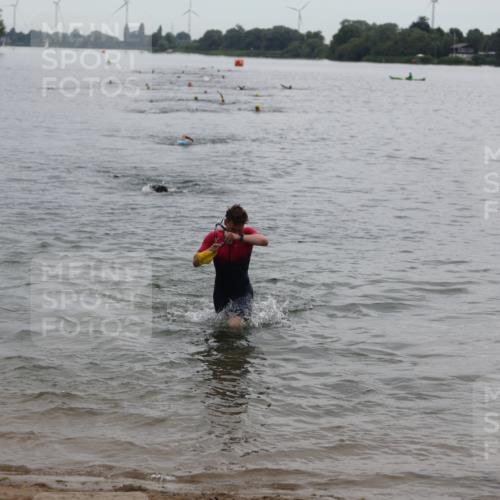 21.06.2026 - 29. Vierlanden-Triathlon Andreas Tolksdorf http://msf.ph/oto/9848610 21.06.2026 09:55:06 Schwimmen 324, 337, 367, 379 meine-sportfotos.de