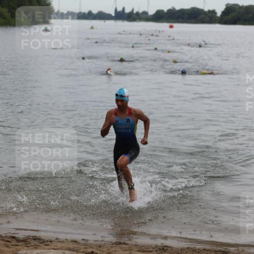 21.06.2026 - 29. Vierlanden-Triathlon Andreas Tolksdorf http://msf.ph/oto/9848761 21.06.2026 09:55:36 Schwimmen 376 meine-sportfotos.de
