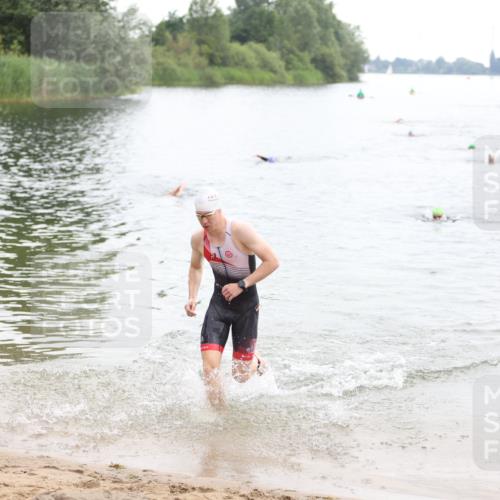 21.06.2026 - 29. Vierlanden-Triathlon Andreas Tolksdorf http://msf.ph/oto/9848840 21.06.2026 09:56:03 Schwimmen 329, 381, 389 meine-sportfotos.de