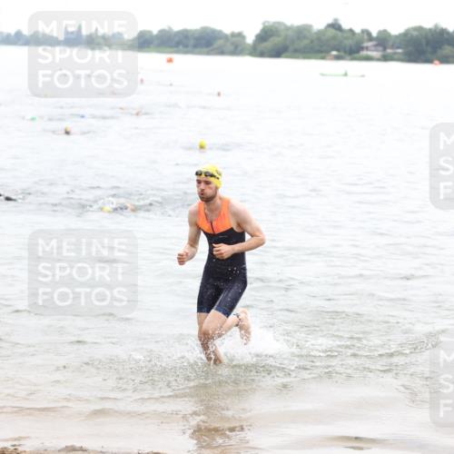 21.06.2026 - 29. Vierlanden-Triathlon Andreas Tolksdorf http://msf.ph/oto/9848867 21.06.2026 09:56:07 Schwimmen 308, 329, 381, 389 meine-sportfotos.de