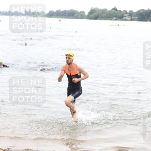 21.06.2026 - 29. Vierlanden-Triathlon Andreas Tolksdorf http://msf.ph/oto/9848869 21.06.2026 09:56:07 Schwimmen 308, 329, 381, 389 meine-sportfotos.de