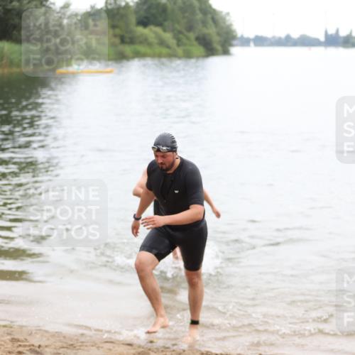 21.06.2026 - 29. Vierlanden-Triathlon Andreas Tolksdorf http://msf.ph/oto/9849224 21.06.2026 10:00:43 Schwimmen 330, 357 meine-sportfotos.de