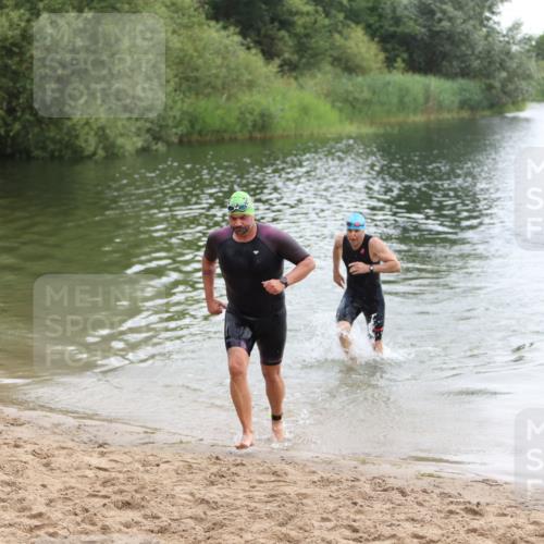 21.06.2026 - 29. Vierlanden-Triathlon Andreas Tolksdorf http://msf.ph/oto/9849277 21.06.2026 10:04:08 Schwimmen 420, 454 meine-sportfotos.de