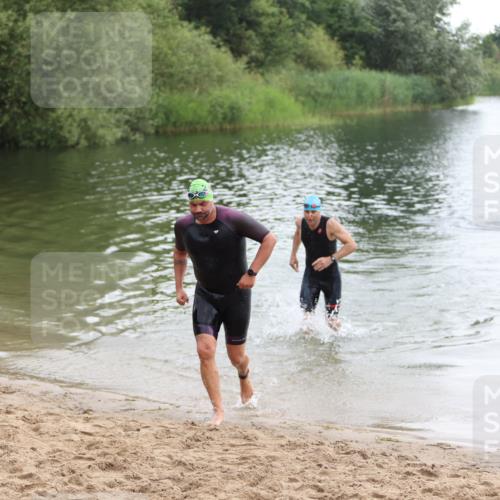 21.06.2026 - 29. Vierlanden-Triathlon Andreas Tolksdorf http://msf.ph/oto/9849278 21.06.2026 10:04:08 Schwimmen 420, 454 meine-sportfotos.de