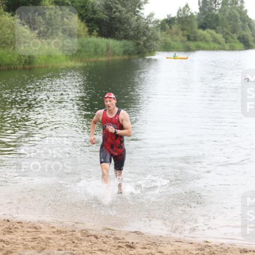 21.06.2026 - 29. Vierlanden-Triathlon Andreas Tolksdorf http://msf.ph/oto/9849294 21.06.2026 10:04:21 Schwimmen 440 meine-sportfotos.de