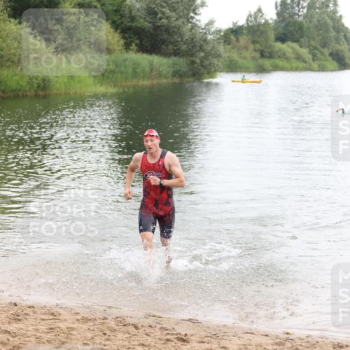 21.06.2026 - 29. Vierlanden-Triathlon Andreas Tolksdorf http://msf.ph/oto/9849295 21.06.2026 10:04:21 Schwimmen 440 meine-sportfotos.de