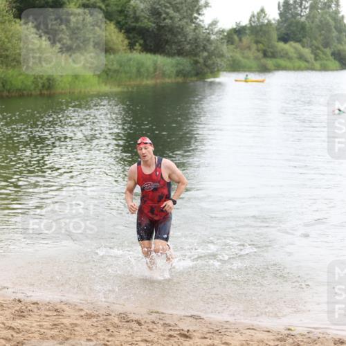 21.06.2026 - 29. Vierlanden-Triathlon Andreas Tolksdorf http://msf.ph/oto/9849298 21.06.2026 10:04:21 Schwimmen 440 meine-sportfotos.de