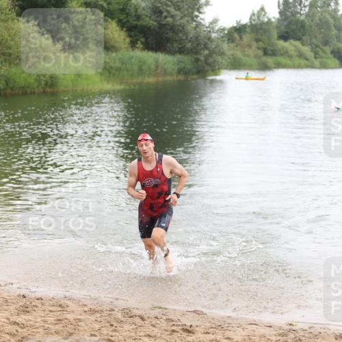 21.06.2026 - 29. Vierlanden-Triathlon Andreas Tolksdorf http://msf.ph/oto/9849299 21.06.2026 10:04:21 Schwimmen 440 meine-sportfotos.de