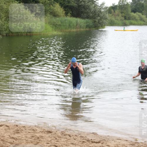 21.06.2026 - 29. Vierlanden-Triathlon Andreas Tolksdorf http://msf.ph/oto/9849340 21.06.2026 10:05:28 Schwimmen 429, 448 meine-sportfotos.de