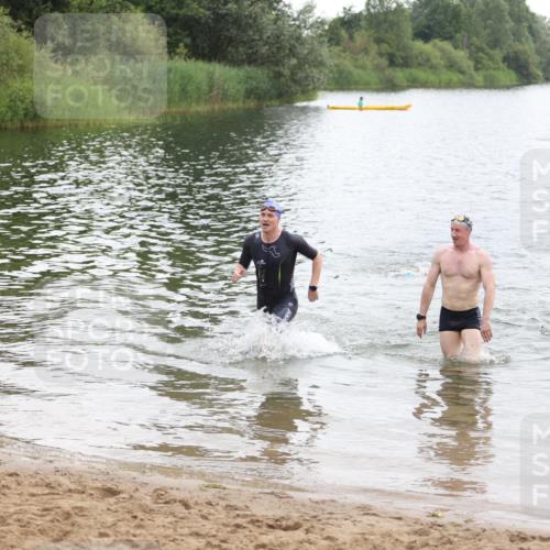 21.06.2026 - 29. Vierlanden-Triathlon Andreas Tolksdorf http://msf.ph/oto/9849382 21.06.2026 10:06:08 Schwimmen 444, 464 meine-sportfotos.de