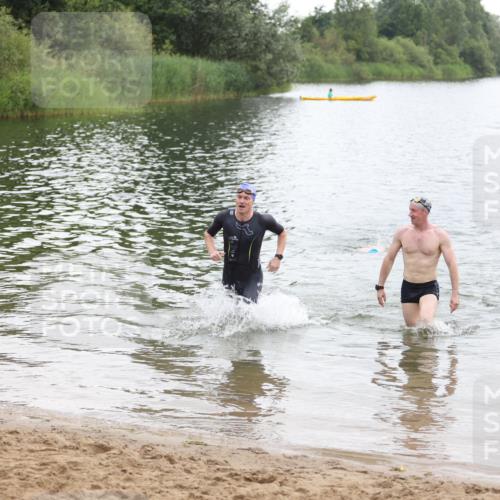 21.06.2026 - 29. Vierlanden-Triathlon Andreas Tolksdorf http://msf.ph/oto/9849384 21.06.2026 10:06:08 Schwimmen 444, 464 meine-sportfotos.de