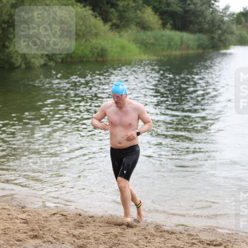 21.06.2026 - 29. Vierlanden-Triathlon Andreas Tolksdorf http://msf.ph/oto/9849394 21.06.2026 10:06:22 Schwimmen 438, 458, 467 meine-sportfotos.de