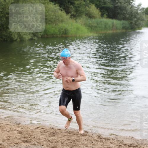 21.06.2026 - 29. Vierlanden-Triathlon Andreas Tolksdorf http://msf.ph/oto/9849396 21.06.2026 10:06:22 Schwimmen 438, 458, 467 meine-sportfotos.de