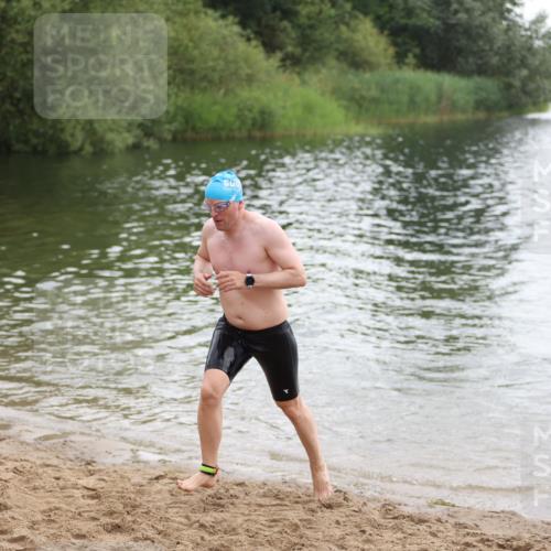 21.06.2026 - 29. Vierlanden-Triathlon Andreas Tolksdorf http://msf.ph/oto/9849397 21.06.2026 10:06:22 Schwimmen 438, 458, 467 meine-sportfotos.de