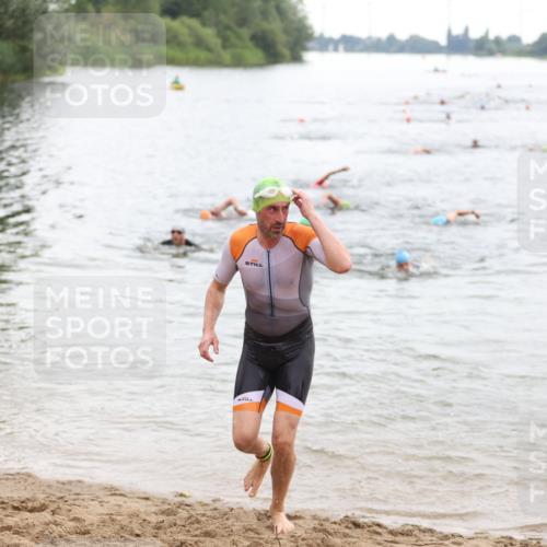21.06.2026 - 29. Vierlanden-Triathlon Andreas Tolksdorf http://msf.ph/oto/9849400 21.06.2026 10:06:26 Schwimmen 397, 410, 458, 467 meine-sportfotos.de