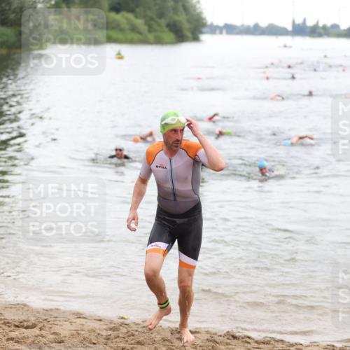 21.06.2026 - 29. Vierlanden-Triathlon Andreas Tolksdorf http://msf.ph/oto/9849401 21.06.2026 10:06:26 Schwimmen 397, 410, 458, 467 meine-sportfotos.de