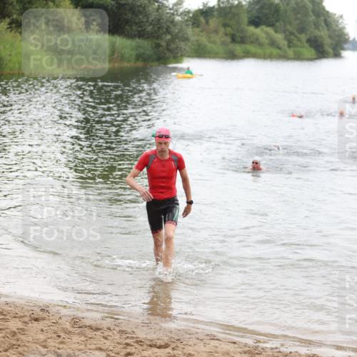 21.06.2026 - 29. Vierlanden-Triathlon Andreas Tolksdorf http://msf.ph/oto/9849467 21.06.2026 10:06:52 Schwimmen 409, 443 meine-sportfotos.de