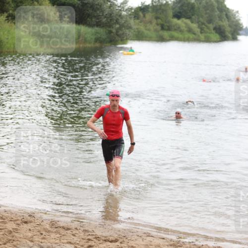 21.06.2026 - 29. Vierlanden-Triathlon Andreas Tolksdorf http://msf.ph/oto/9849470 21.06.2026 10:06:52 Schwimmen 409, 443 meine-sportfotos.de