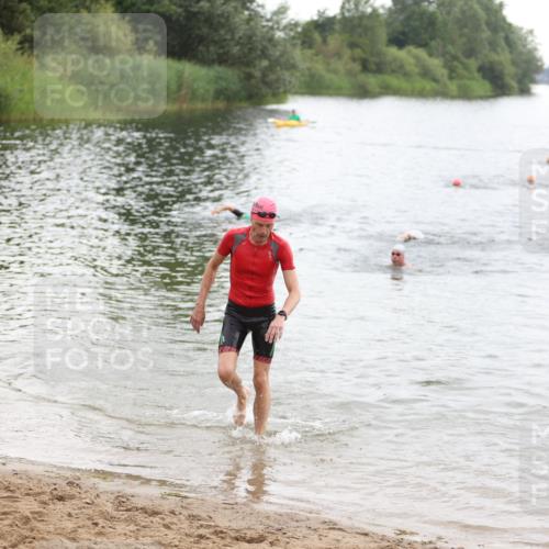 21.06.2026 - 29. Vierlanden-Triathlon Andreas Tolksdorf http://msf.ph/oto/9849484 21.06.2026 10:06:52 Schwimmen 409, 443 meine-sportfotos.de