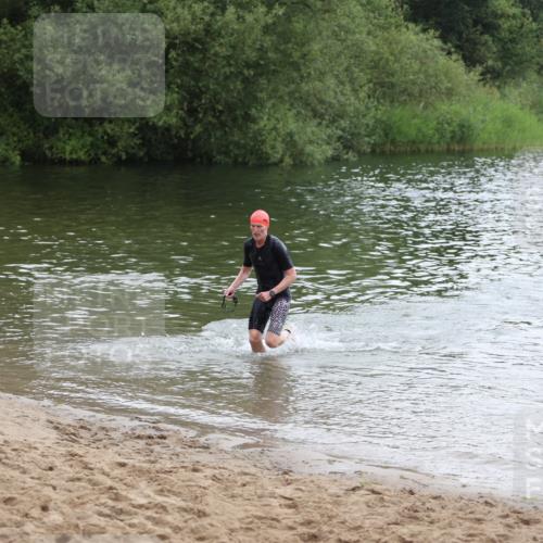 21.06.2026 - 29. Vierlanden-Triathlon Andreas Tolksdorf http://msf.ph/oto/9849555 21.06.2026 10:07:26 Schwimmen 424, 475 meine-sportfotos.de