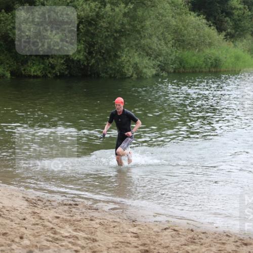 21.06.2026 - 29. Vierlanden-Triathlon Andreas Tolksdorf http://msf.ph/oto/9849558 21.06.2026 10:07:26 Schwimmen 424, 475 meine-sportfotos.de