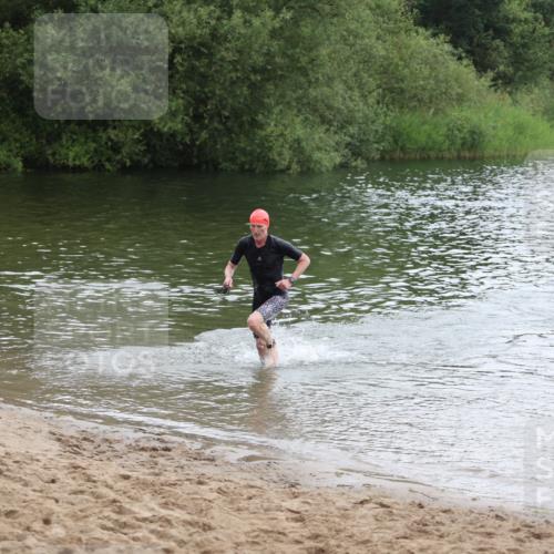 21.06.2026 - 29. Vierlanden-Triathlon Andreas Tolksdorf http://msf.ph/oto/9849562 21.06.2026 10:07:26 Schwimmen 424, 475 meine-sportfotos.de