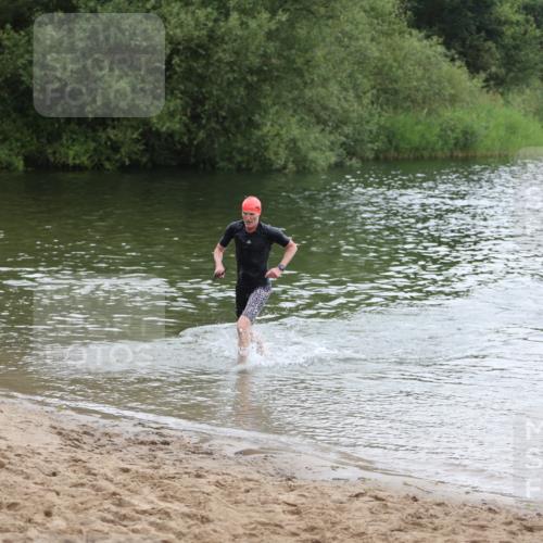 21.06.2026 - 29. Vierlanden-Triathlon Andreas Tolksdorf http://msf.ph/oto/9849567 21.06.2026 10:07:26 Schwimmen 424, 475 meine-sportfotos.de