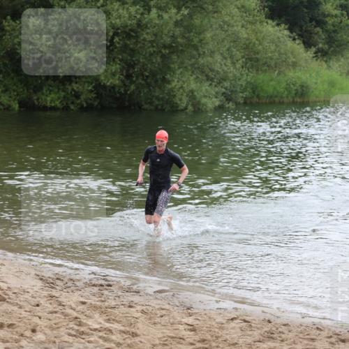 21.06.2026 - 29. Vierlanden-Triathlon Andreas Tolksdorf http://msf.ph/oto/9849570 21.06.2026 10:07:26 Schwimmen 424, 475 meine-sportfotos.de