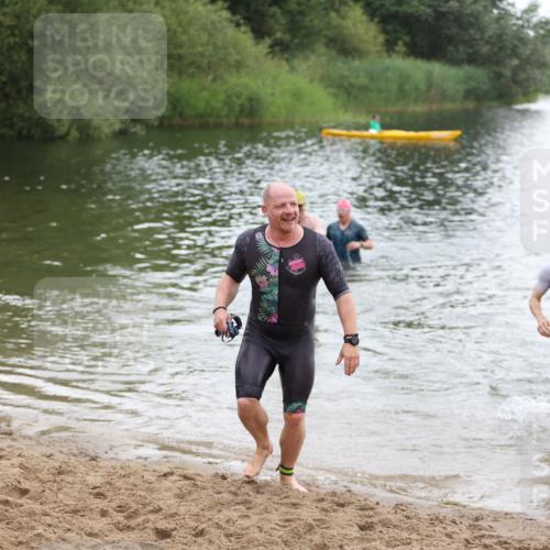 21.06.2026 - 29. Vierlanden-Triathlon Andreas Tolksdorf http://msf.ph/oto/9850066 21.06.2026 10:09:12 Schwimmen 406, 435, 439, 470 meine-sportfotos.de