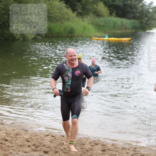 21.06.2026 - 29. Vierlanden-Triathlon Andreas Tolksdorf http://msf.ph/oto/9850082 21.06.2026 10:09:12 Schwimmen 406, 435, 439, 470 meine-sportfotos.de
