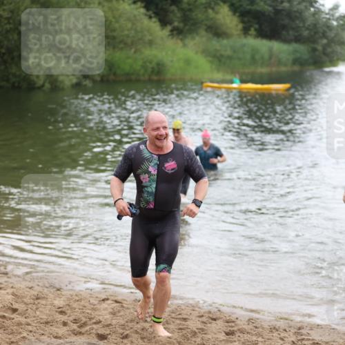 21.06.2026 - 29. Vierlanden-Triathlon Andreas Tolksdorf http://msf.ph/oto/9850084 21.06.2026 10:09:12 Schwimmen 406, 435, 439, 470 meine-sportfotos.de