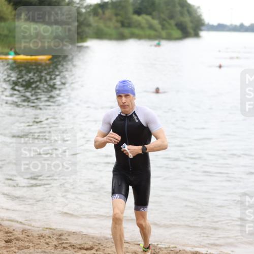 21.06.2026 - 29. Vierlanden-Triathlon Andreas Tolksdorf http://msf.ph/oto/9850088 21.06.2026 10:09:15 Schwimmen 406, 435, 439, 470 meine-sportfotos.de