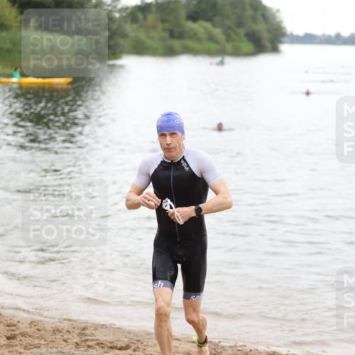 21.06.2026 - 29. Vierlanden-Triathlon Andreas Tolksdorf http://msf.ph/oto/9850090 21.06.2026 10:09:15 Schwimmen 406, 435, 439, 470 meine-sportfotos.de