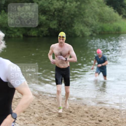 21.06.2026 - 29. Vierlanden-Triathlon Andreas Tolksdorf http://msf.ph/oto/9850097 21.06.2026 10:09:18 Schwimmen 406, 435, 439, 470 meine-sportfotos.de