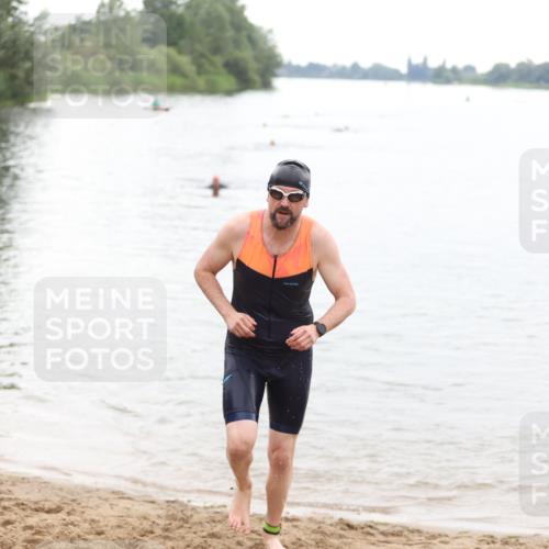 21.06.2026 - 29. Vierlanden-Triathlon Andreas Tolksdorf http://msf.ph/oto/9850148 21.06.2026 10:09:50 Schwimmen 427 meine-sportfotos.de