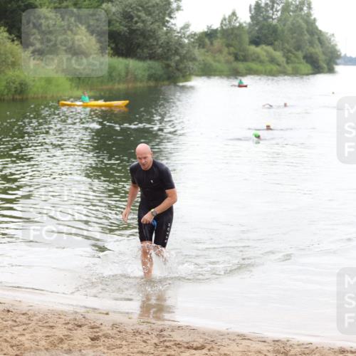 21.06.2026 - 29. Vierlanden-Triathlon Andreas Tolksdorf http://msf.ph/oto/9850170 21.06.2026 10:10:24 Schwimmen 412 meine-sportfotos.de