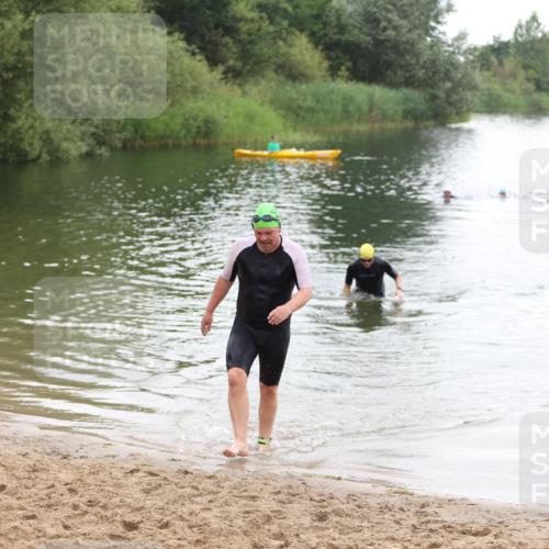 21.06.2026 - 29. Vierlanden-Triathlon Andreas Tolksdorf http://msf.ph/oto/9850191 21.06.2026 10:10:59 Schwimmen 411, 461 meine-sportfotos.de