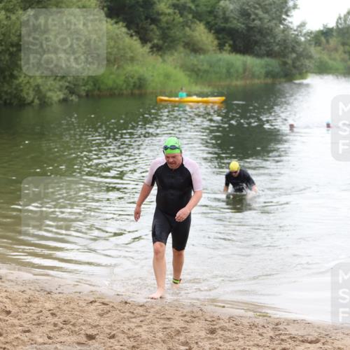 21.06.2026 - 29. Vierlanden-Triathlon Andreas Tolksdorf http://msf.ph/oto/9850197 21.06.2026 10:10:59 Schwimmen 411, 461 meine-sportfotos.de