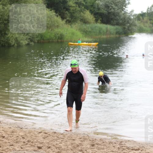 21.06.2026 - 29. Vierlanden-Triathlon Andreas Tolksdorf http://msf.ph/oto/9850199 21.06.2026 10:10:59 Schwimmen 411, 461 meine-sportfotos.de