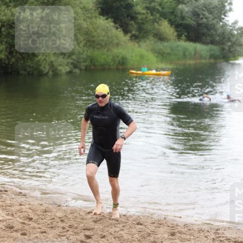 21.06.2026 - 29. Vierlanden-Triathlon Andreas Tolksdorf http://msf.ph/oto/9850212 21.06.2026 10:11:07 Schwimmen 411, 461 meine-sportfotos.de
