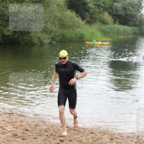 21.06.2026 - 29. Vierlanden-Triathlon Andreas Tolksdorf http://msf.ph/oto/9850218 21.06.2026 10:11:07 Schwimmen 411, 461 meine-sportfotos.de