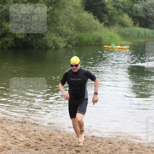 21.06.2026 - 29. Vierlanden-Triathlon Andreas Tolksdorf http://msf.ph/oto/9850223 21.06.2026 10:11:07 Schwimmen 411, 461 meine-sportfotos.de