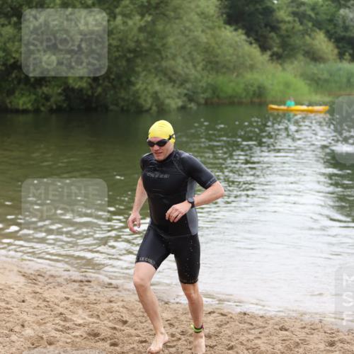 21.06.2026 - 29. Vierlanden-Triathlon Andreas Tolksdorf http://msf.ph/oto/9850234 21.06.2026 10:11:07 Schwimmen 411, 461 meine-sportfotos.de