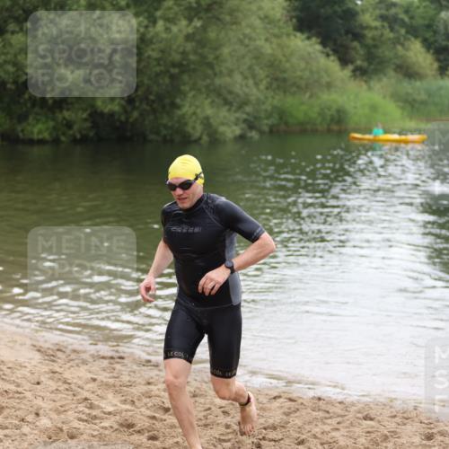 21.06.2026 - 29. Vierlanden-Triathlon Andreas Tolksdorf http://msf.ph/oto/9850239 21.06.2026 10:11:07 Schwimmen 411, 461 meine-sportfotos.de