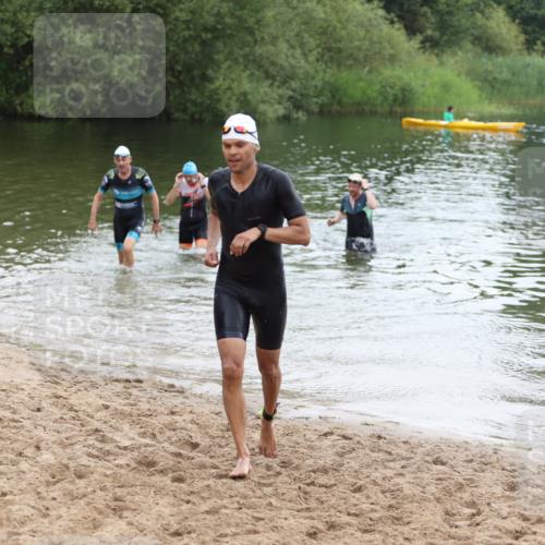 21.06.2026 - 29. Vierlanden-Triathlon Andreas Tolksdorf http://msf.ph/oto/9850242 21.06.2026 10:11:33 Schwimmen 402, 404, 426, 463 meine-sportfotos.de