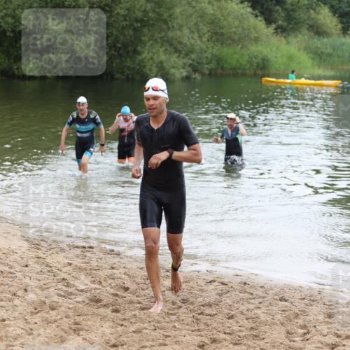 21.06.2026 - 29. Vierlanden-Triathlon Andreas Tolksdorf http://msf.ph/oto/9850246 21.06.2026 10:11:33 Schwimmen 402, 404, 426, 463 meine-sportfotos.de