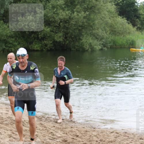 21.06.2026 - 29. Vierlanden-Triathlon Andreas Tolksdorf http://msf.ph/oto/9850312 21.06.2026 10:11:39 Schwimmen 402, 426, 463 meine-sportfotos.de