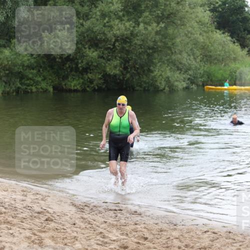 21.06.2026 - 29. Vierlanden-Triathlon Andreas Tolksdorf http://msf.ph/oto/9850324 21.06.2026 10:12:30 Schwimmen 401, 423 meine-sportfotos.de